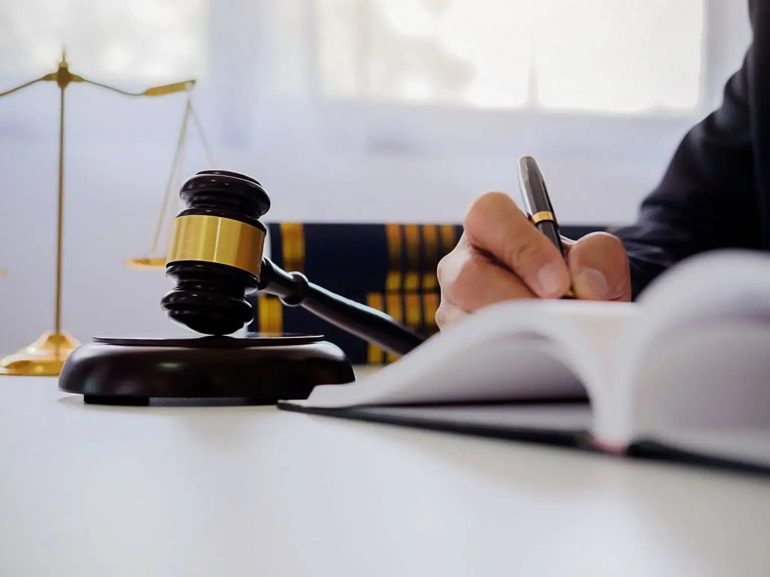 تفاوت وکیل و مشاور حقوقی؛ چه زمانی به کدام نیاز داریم؟